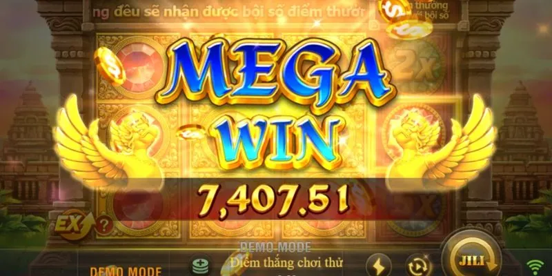Bàn chơi Baccarat với các lá bài và chip, màu cam và đen, minh họa chiến lược chơi game hiệu quả tại hy88 info